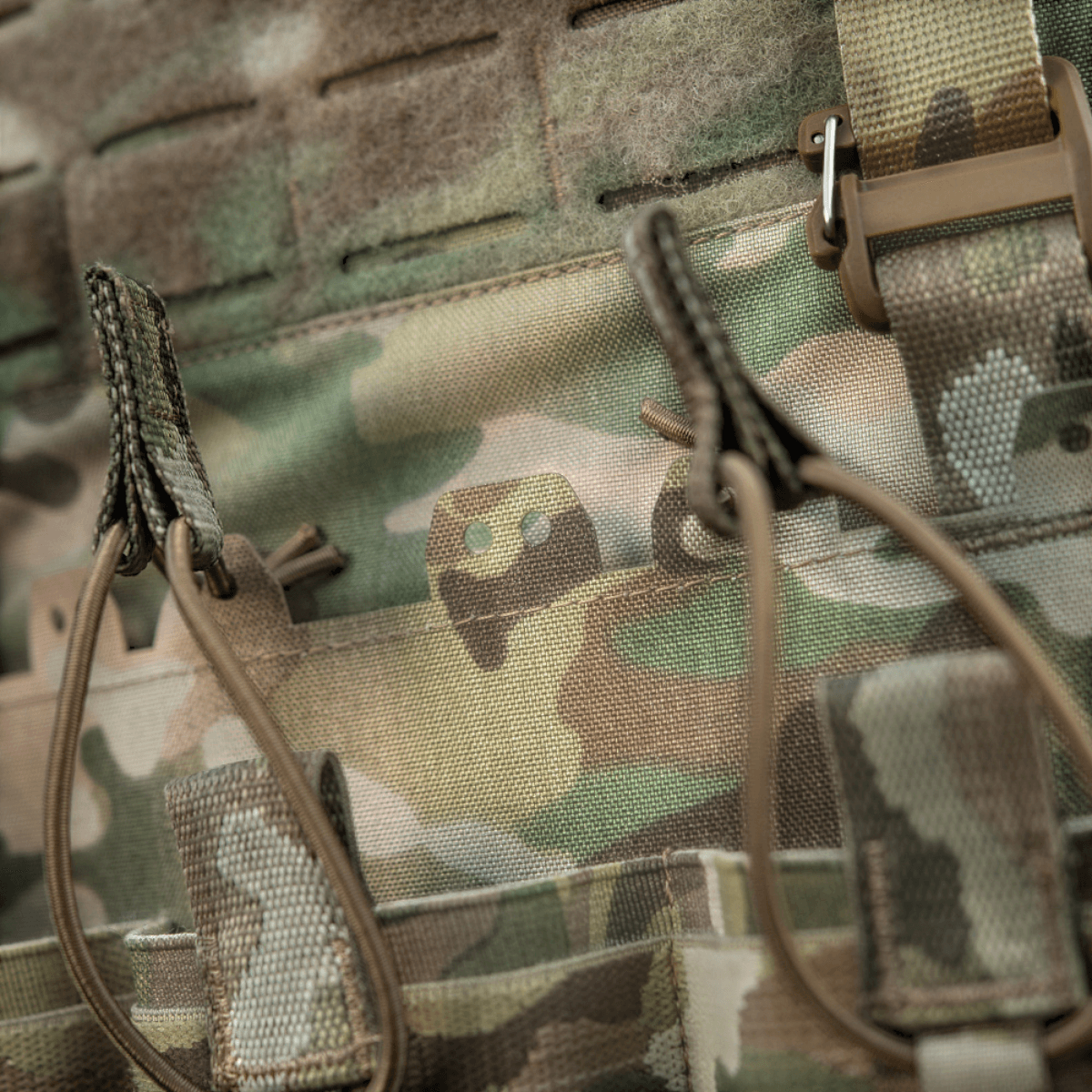 M-Tac Frontpanel til Cuirass QRS Pladebærer Tre Magasiner i camouflage design for sikker magasinopbevaring og hurtig adgang.