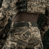 M‑Tac Internal Tiger Bælte i Cordura 500D med velcrofæste, perfekt til taktisk og militær brug, vist i camouflage outfit.