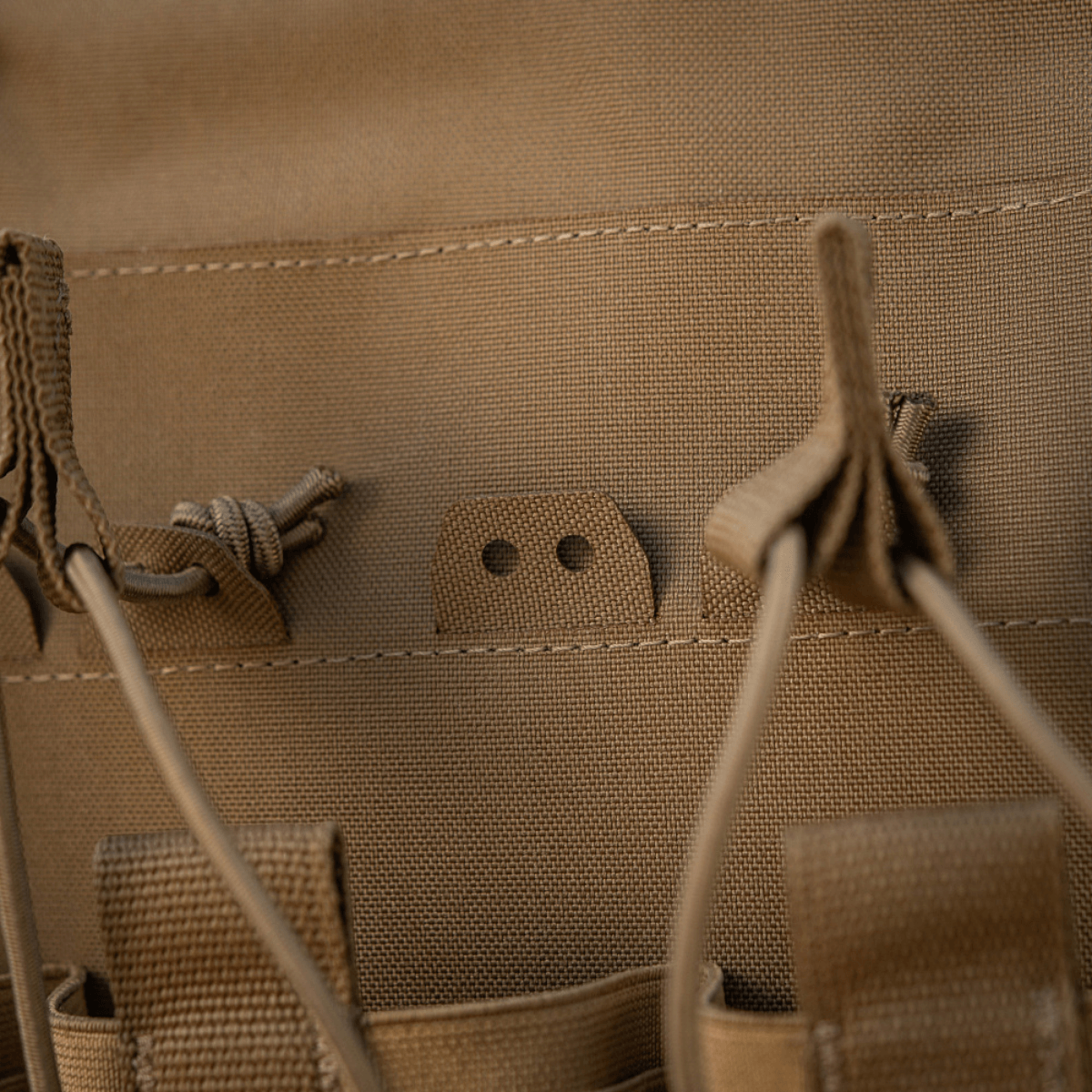 M-Tac Frontpanel til Plate Carrier Cuirass QRS til 4 Magasiner med elastikrem og Cordura Squadron materiale, brun farve.