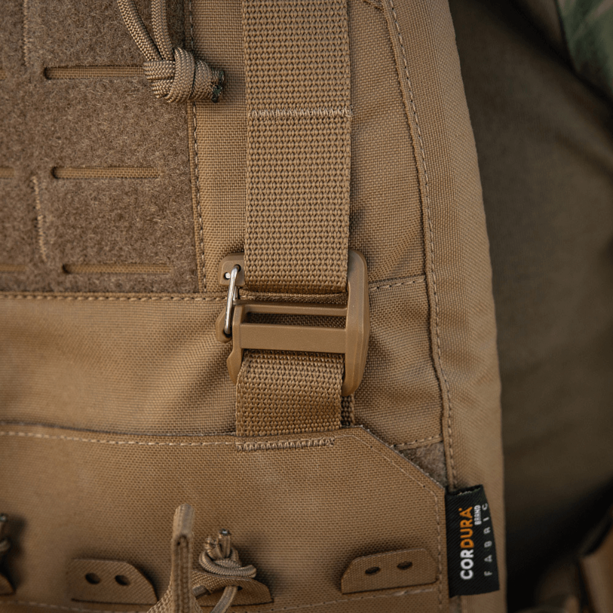 Nærbillede af M-Tac Frontpanel til Plate Carrier Cuirass QRS til 4 Magasiner i robust Cordura material.