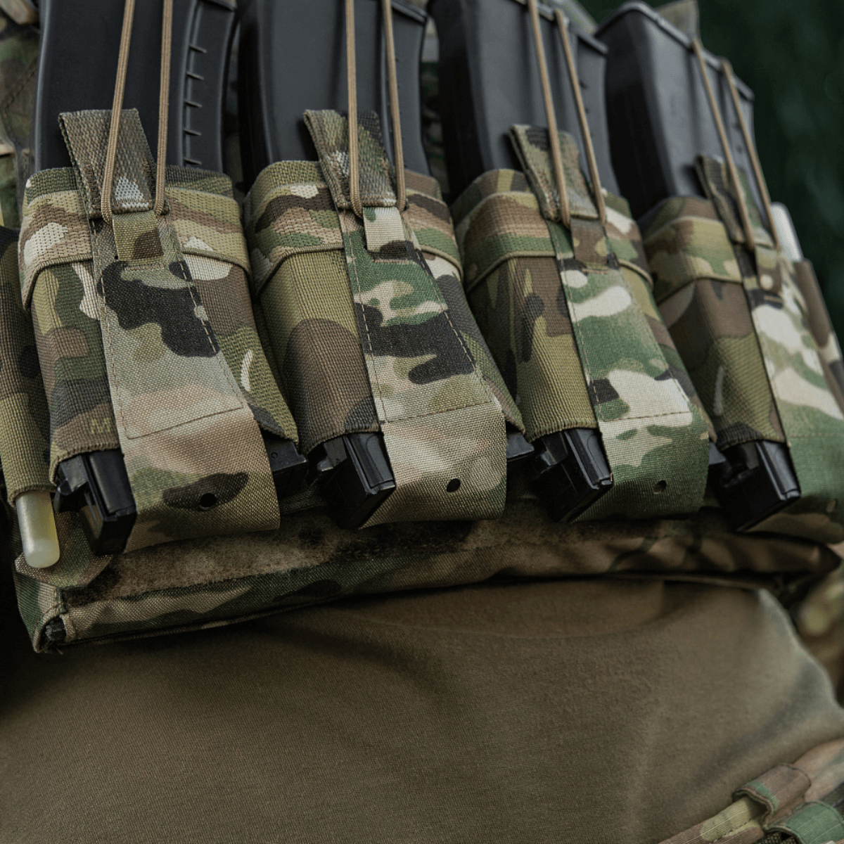 M-Tac Frontpanel til Plate Carrier Cuirass QRS til 4 Magasiner i camouflage design, holder AK/AR magasiner sikkert på plads.