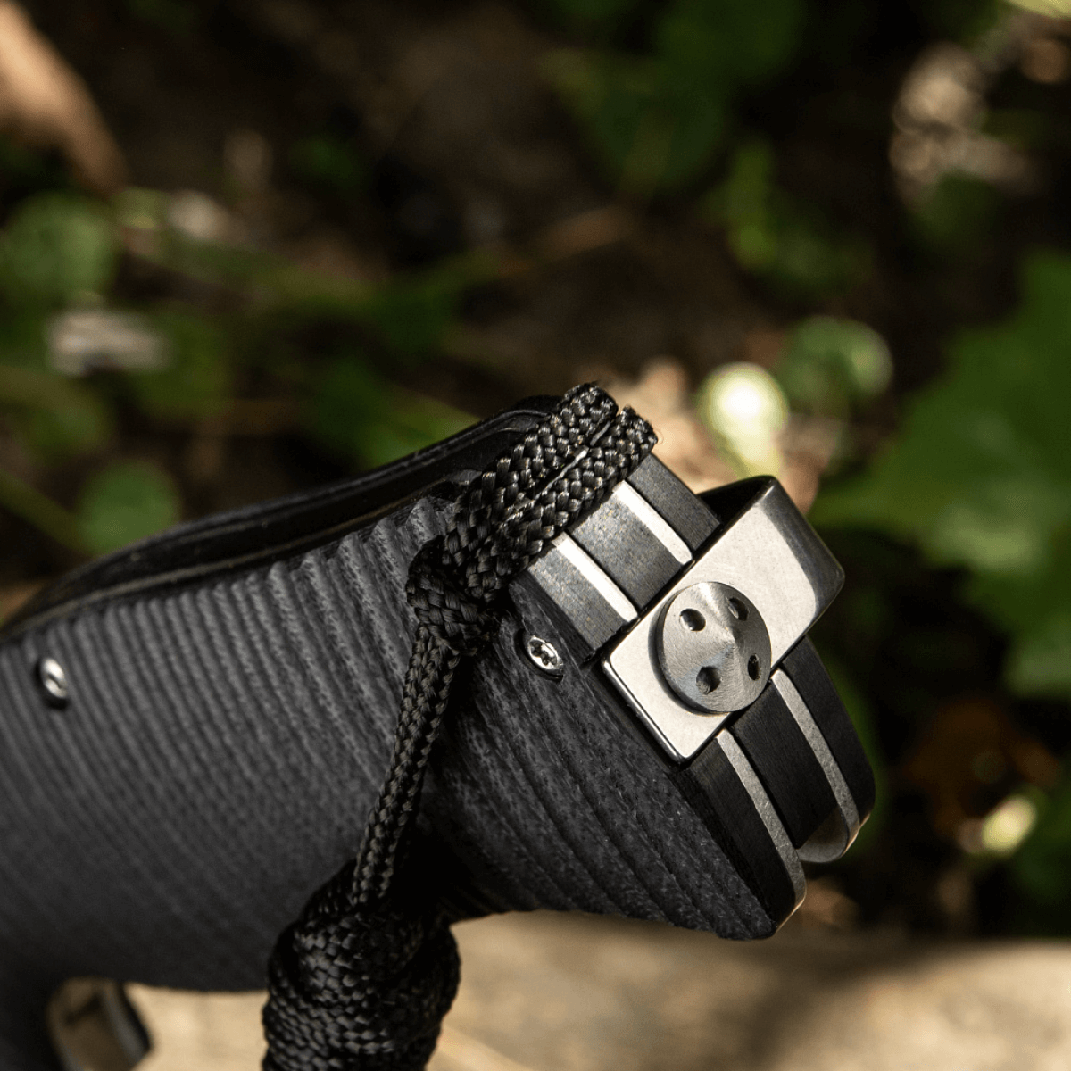 M-Tac Viper Lanyard Stainless Steel i flettet paracord knyttet til knivhåndtag, stilfuldt og holdbart design.