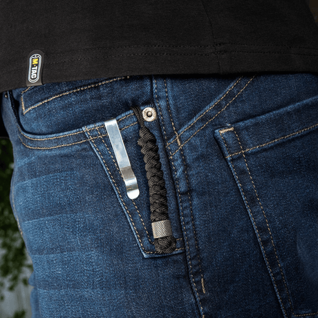 M-Tac Viper Lanyard Stainless Steel i jeanslomme, stilfuldt paracord tilbehør, hurtig adgang til kniv, rustfrit stål, holdbar og fleksibel.