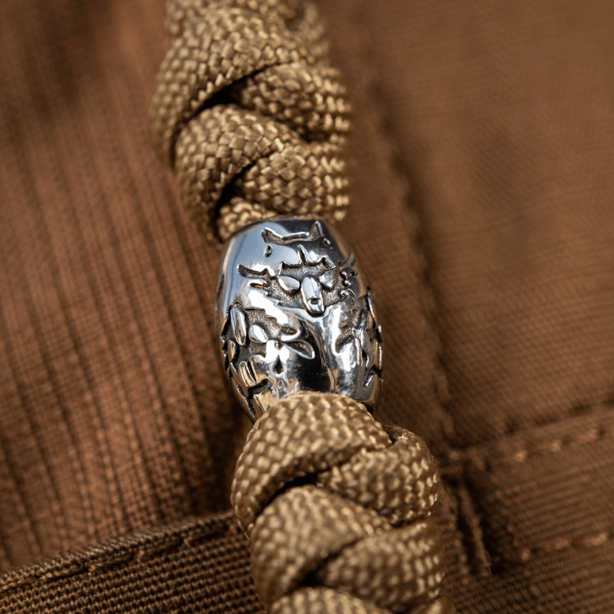 M-Tac Zeus Stainless Steel Lanyard med flettet paracord og dekorativ perle, ideel til hurtig adgang til kniv og udstyr.