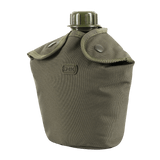 Grøn M-Tac flaske i slidstærkt polyester med to knapper, ideel til vandreture med MOLLE-system montering.