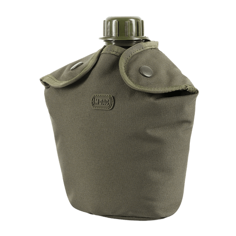 Grøn M-Tac flaske i slidstærkt polyester med to knapper, ideel til vandreture med MOLLE-system montering.