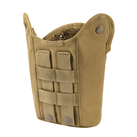 M-Tac Flaskeholder MOLLE i slidstærk polyester med drænhul og to-knap lukning, designet til udendørs brug og nem fastgørelse til udstyr.