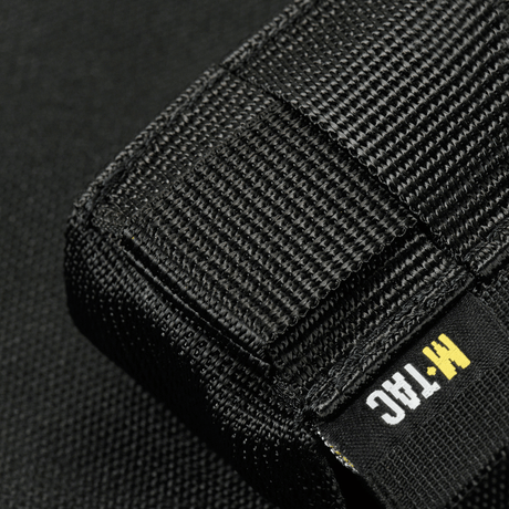 M-Tac Gasdåseholder Vertikal i sort med robust MIL-SPEC strop og Woojin-lås, ideel til montering på MOLLE-systemer.