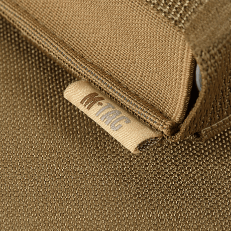 M-Tac Gasdåseholder Vertikal i nærbillede, viser den robuste MIL-SPEC strop med Woojin-lås til sikker fastgørelse.