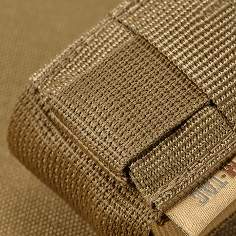 M-Tac Gasdåseholder Vertikal med MIL-SPEC strop og Woojin-lås for hurtig adgang til beskyttelsesudstyr.