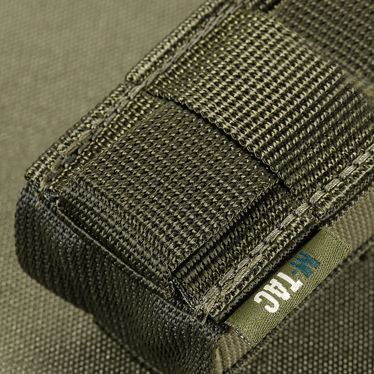 Nærbillede af M-Tac Gasdåseholder Vertikal med MIL-SPEC strop og Woojin hardware, designet til hurtig adgang og sikker fastgørelse.