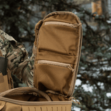 Rygsæk med åben klap viser M-Tac Rygsæk Sturm Elite Gen.II med sine netlommer og detaljer til militær brug i skoven.