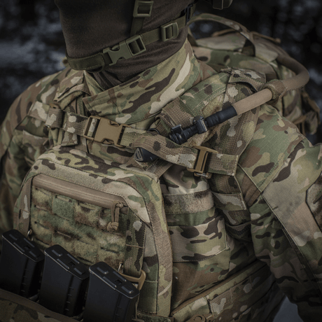M-Tac Rygsæk Sturm Elite Gen.II i aktion, set med MOLLE system og drikkesystem. Avanceret raid-rygsæk til taktiske operationer.