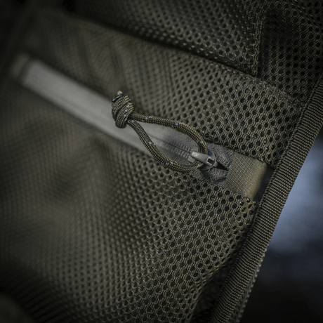 Nærbillede af M-Tac Rygsæk Sturm Elite Gen.II med netlommer til EDC-udstyr og holdbart design til felten.