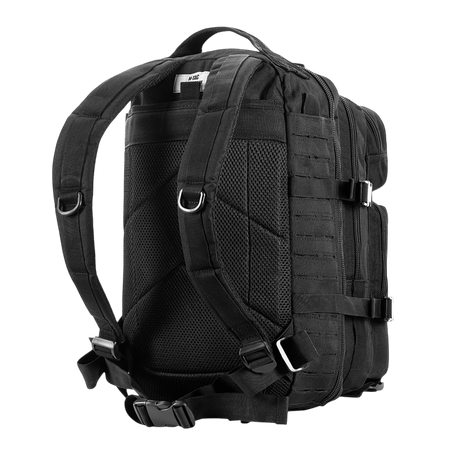 Sort M-Tac Assault Pack Laser Cut rygsæk set bagfra med justerbare skulderremme og MOLLE-system, ideel til byliv og korte vandreture.