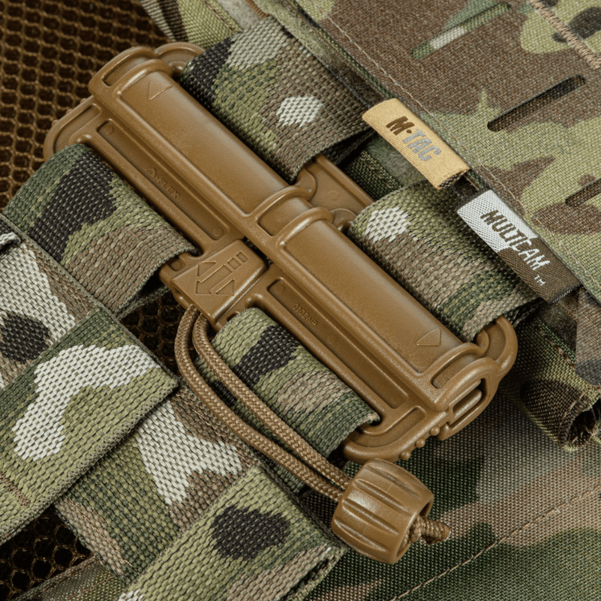 M-Tac Plate Carrier Cuirass Elite Gen.II tæt på, viser holdbare Duraflex hurtiglåse i camouflage design, lavet af slidstærkt Cordura 500D.