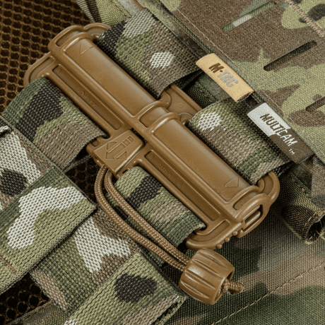 M-Tac Plate Carrier Cuirass Elite Gen.II tæt på, viser holdbare Duraflex hurtiglåse i camouflage design, lavet af slidstærkt Cordura 500D.
