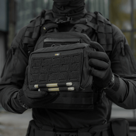 M-Tac Admin Pouch Large Elite holdt op af taktisk klædt person, viser slidstærkt Cordura-materiale og laser cut velcro-panel.