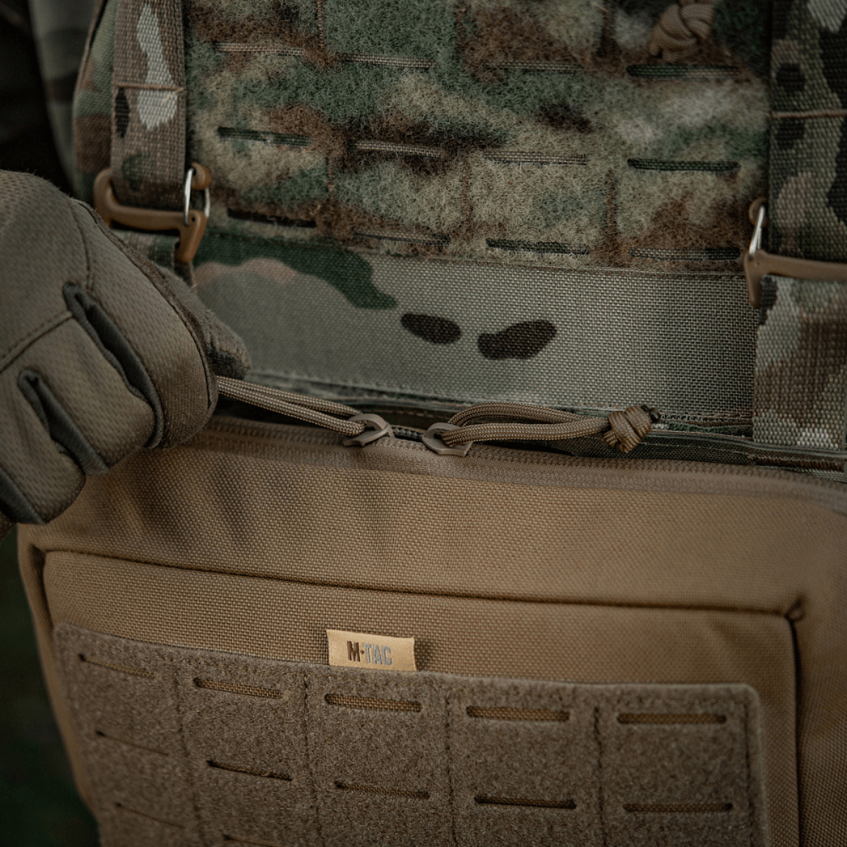 M-Tac Admin Pouch Large Elite monteret på taktisk vest i skovkamouflage, fremstillet af holdbart Cordura med lommer og lynlås.