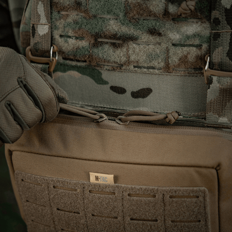 Person med taktisk udstyr anvender M-Tac Admin Pouch Large Elite, lavet af holdbart Cordura 500D-materiale, med laserudskæringer.