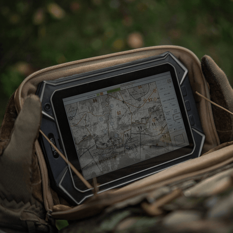 Person holder kort i M-Tac Admin Pouch Large Elite, praktisk til taktisk udstyr og tablet-opbevaring, fremstillet af holdbart Cordura.