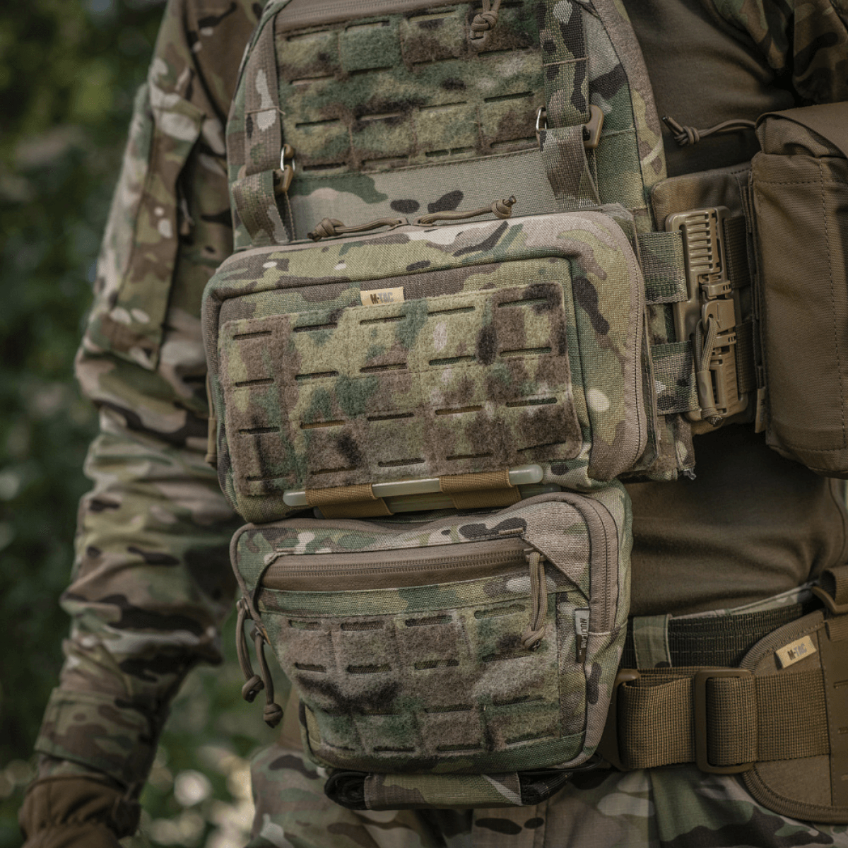 M-Tac Admin Pouch Large Elite i kampanvendelse, fremstillet af slidstærkt Cordura 500D, med laserudskåret velcro-panel til patches.