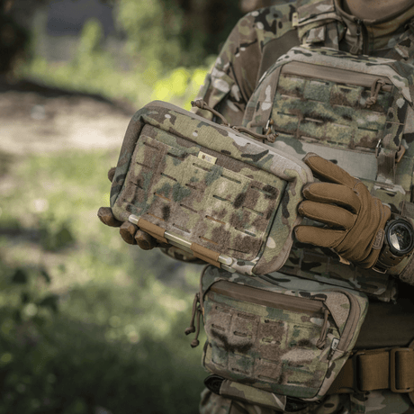M-Tac Admin Pouch Large Elite bliver holdt af person iført camouflagedragt, ideel til opbevaring af taktisk udstyr i felten.