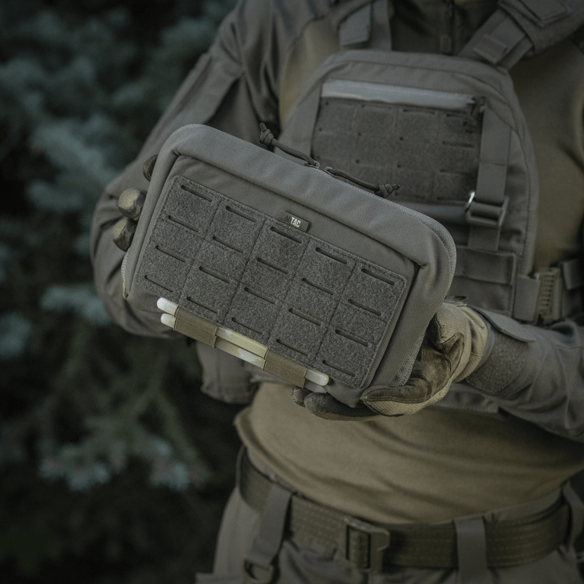 Taktisk M-Tac Admin Pouch Large Elite holdt af person iført uniform med velcro paneler, fremstillet af slidstærk Cordura 500D.