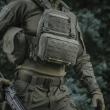 Taktisk udstyr med M-Tac Admin Pouch Large Elite fastgjort, holdbar Cordura konstruktion, ideel til opbevaring i felten.