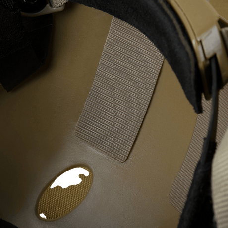 M-Tac Vilha Cover Sticker Sæt (5 stk) fastgjort inde i en hjelm til sikker montage med stærk 3M-klæbning, velegnet til udstyr eller patches.