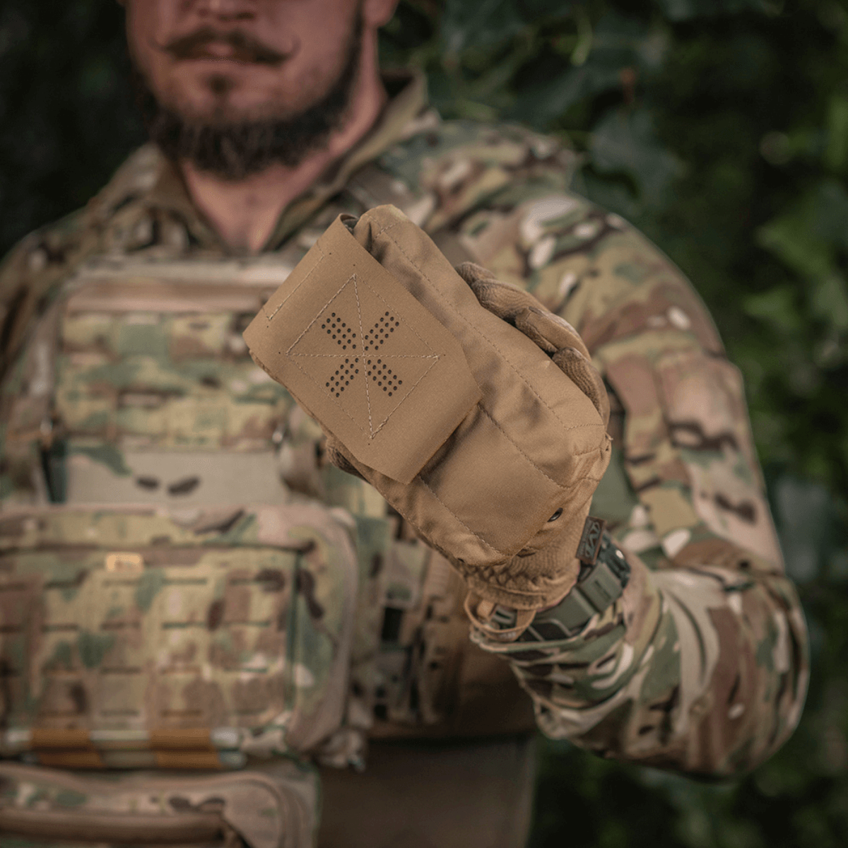 M-Tac Mediclomme Small Vertical Elite i robust multicam nylon med intern IFAK-organizer og NIJ-certificering vist i gallery position 1.