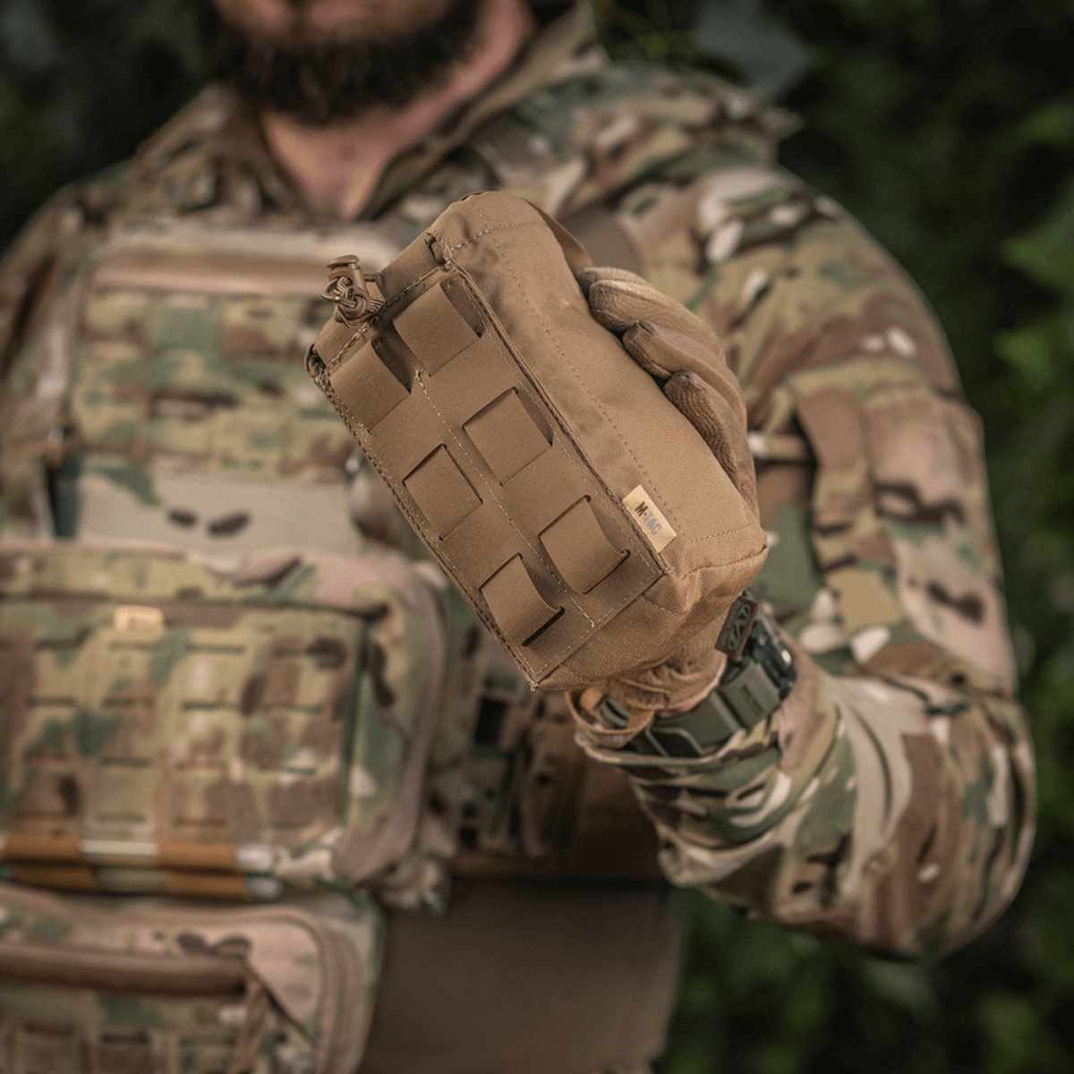 M-Tac Mediclomme Small Vertical Elite i solid multicam nylon med intern IFAK-organizer og NIJ-certificering vist i gallery position 1.