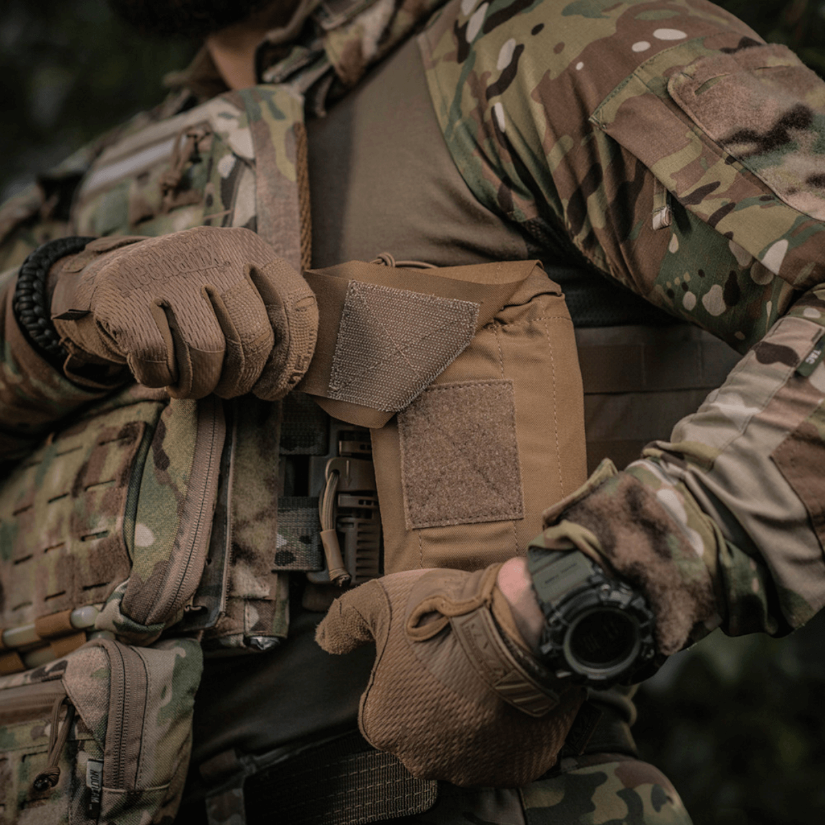 M-Tac Mediclomme Small Vertical Elite i slidstærkt multicam nylon med NIJ-certificering, vist position 1, til taktisk medicinsk opbevaring.