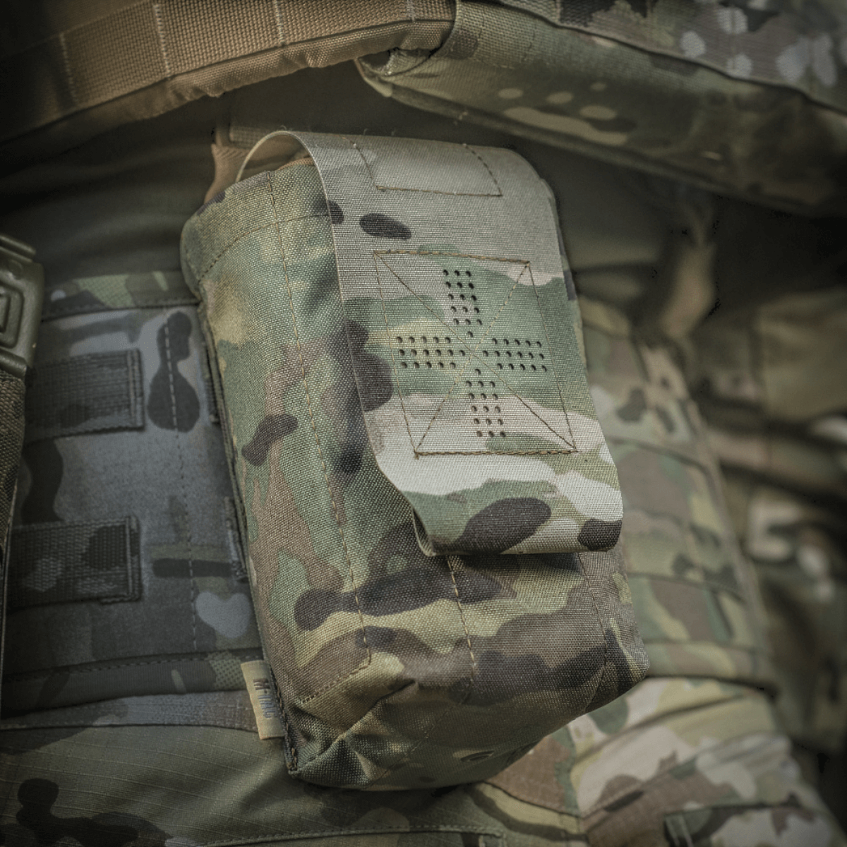 M-Tac Mediclomme Small Vertical Elite i multicam nylon med NIJ-certificering monteret på taktisk udstyr, vist i gallery position 1.