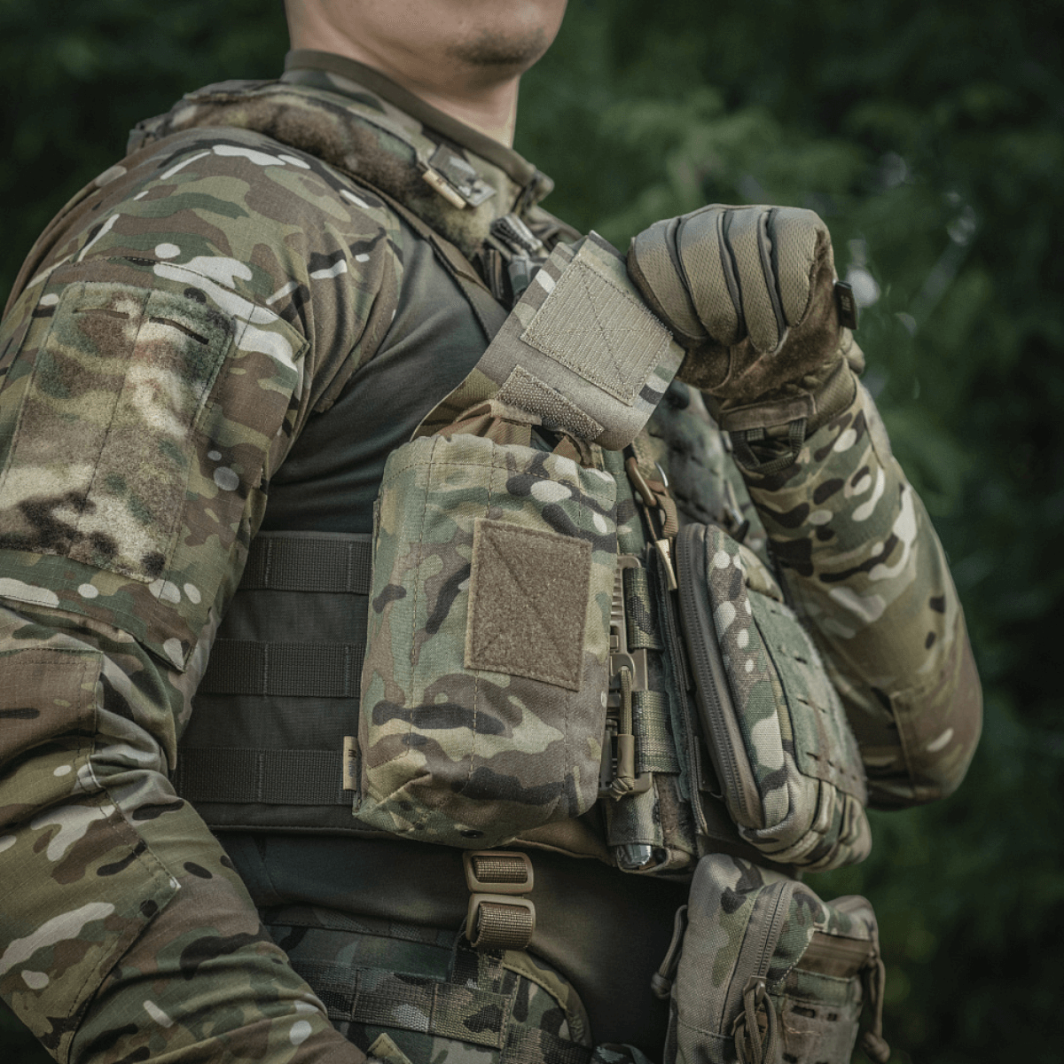 M-Tac Mediclomme Small Vertical Elite i multicam nylon med NIJ-certificering monteret på taktisk udstyr vist i gallery position 1