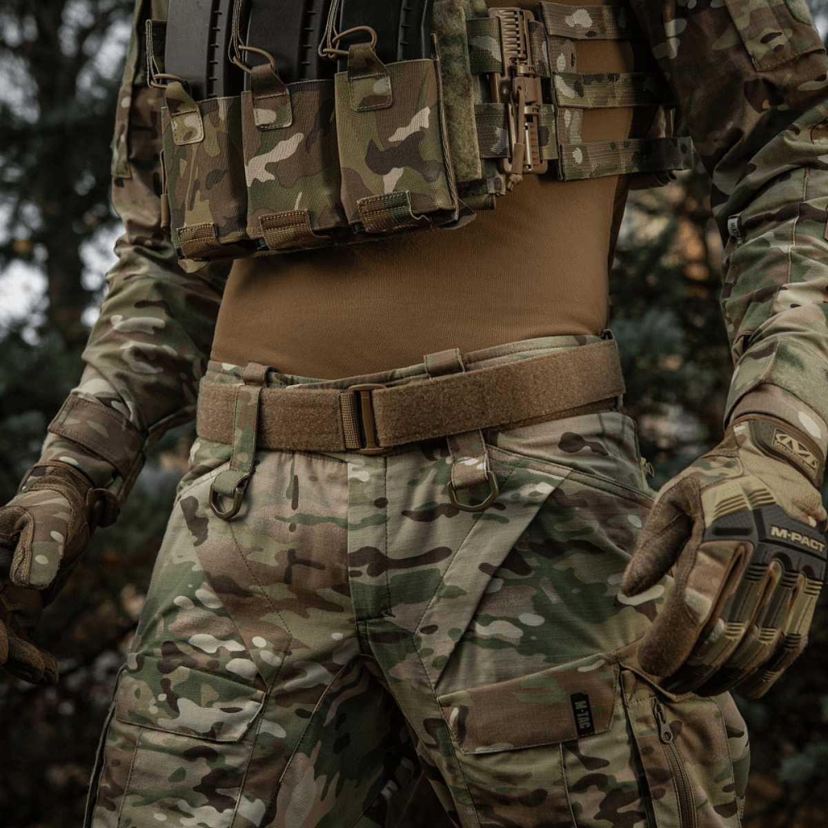 M-Tac Range Bælte Cobra Buckle Gen.IV på taktisk uniform, ideel til militær brug og skydebane, med magasintasker og udstyrsfastgørelser.
