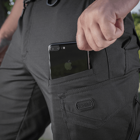 Nærbillede af M-Tac Shorts Aggressor Gen.II Flex viser praktisk lomme, perfekt til træning eller udendørs aktiviteter.