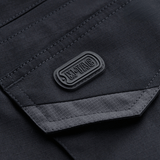 Detaljebillede af M-Tac Shorts Aggressor Gen.II Flex med M-Tac logo, lavet af rip-stop materiale med Teflon-belægning.