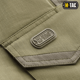 Detalje af M-Tac Shorts Aggressor Short med logo, viser taktisk designmateriale i elastisk polycotton flex rip-stop til komfort og holdbarhed.