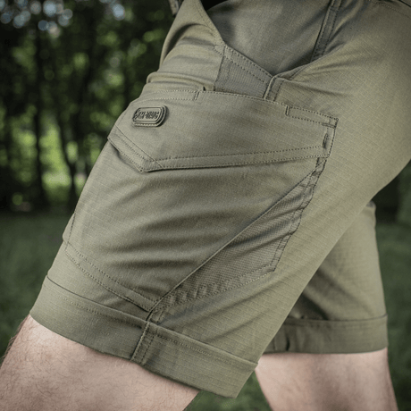 M-Tac Shorts Aggressor Short i olivengrøn, perfekt til taktiske udendørsaktiviteter og varme dage, med rip-stop materiale og justerbar pasform.