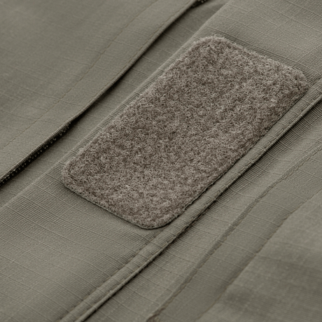 Nærbillede af M-Tac Jakke Patrol Flex med velcro-panel til ID og badges, viser detaljeret stofstruktur og design.