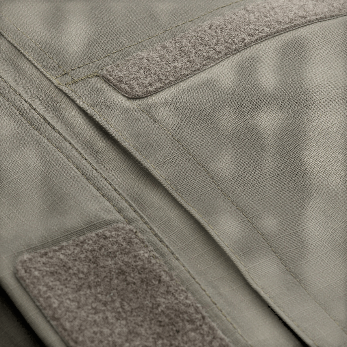 Nærbillede af M-Tac Patrol Flex Jakke med velcrolukninger og ståkrave, der viser den lette og figursyede design. Ideel til taktiske brug.