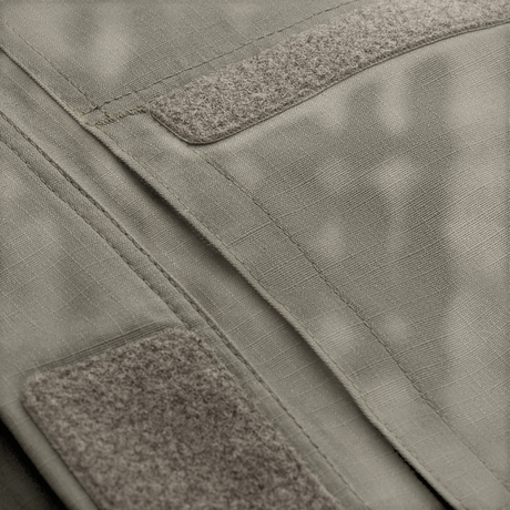 Nærbillede af M-Tac Patrol Flex Jakke med velcrolukninger og ståkrave, der viser den lette og figursyede design. Ideel til taktiske brug.