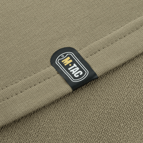 Nærbillede af M-Tac Pullover 4 Seasons'etiket på minimalistisk, alsidigt design til helårsbrug. Materiale: 95% bomuld, 5% elastan.