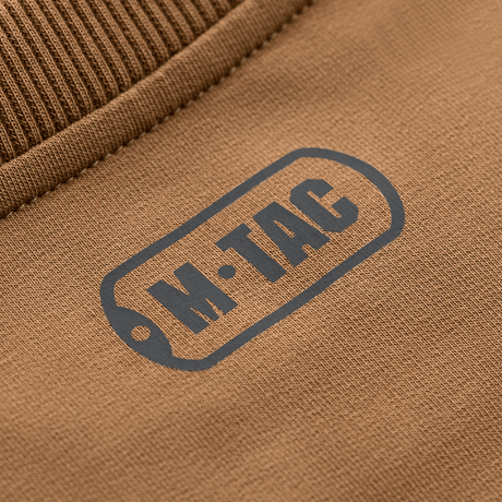 M-Tac Pullover 4 Seasons i brun med rund hals, minimalistisk design perfekt til hverdag og taktisk brug hele året rundt, nærbillede af logoet.