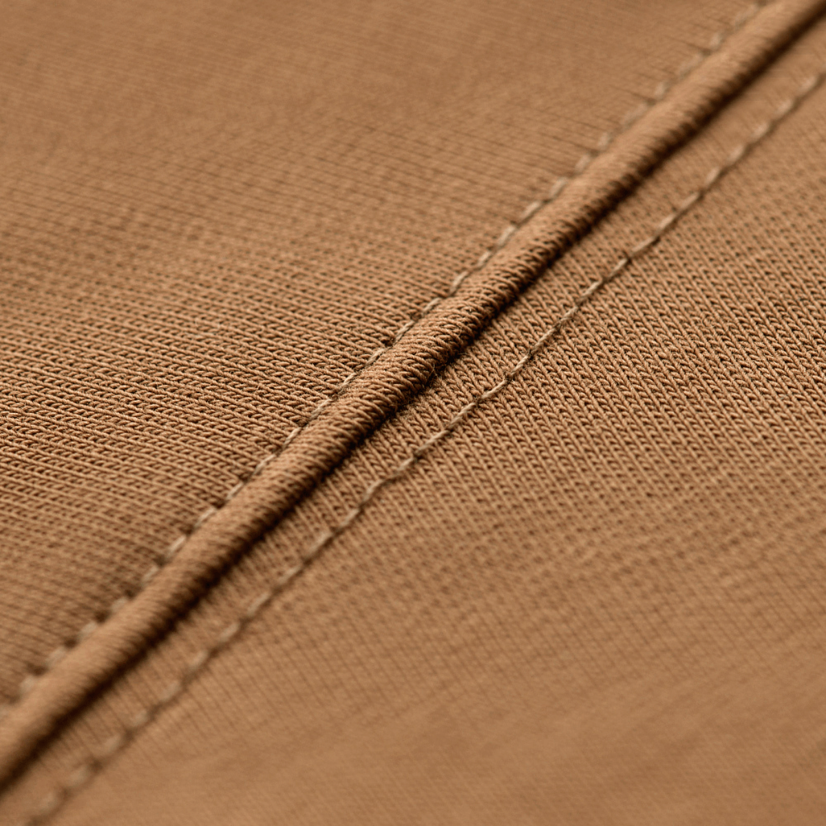 M-Tac Pullover 4 Seasons stofdetalje med robust søm, lavet af 95% bomuld og 5% elastan, perfekt til alsidig brug hele året.