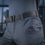 Mand iført M-Tac Tactical Bukser Patrol Gen II Flex med sort bælte, viser detaljeret design og funktionalitet.