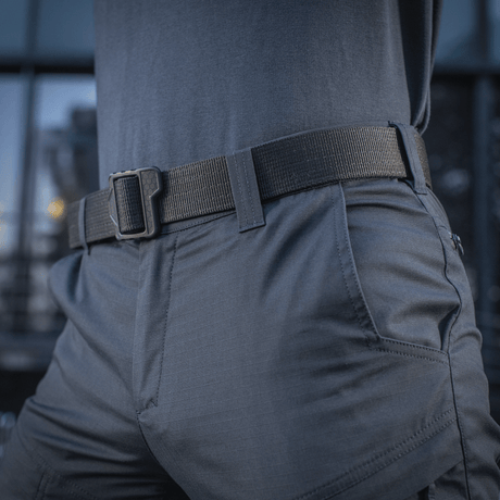 Mand iført M-Tac Tactical Bukser Patrol Gen II Flex med sort bælte, viser detaljeret design og funktionalitet.
