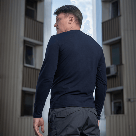 Mand i M-Tac Long-sleeve T-shirt 93/7 foran bygning, set bagfra