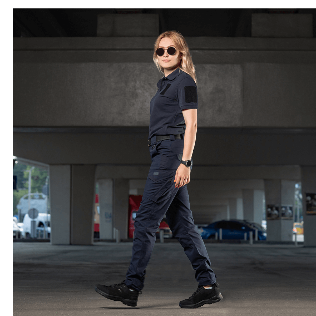 Kvinde i M-Tac Bukser Aggressor Dame Flex til træning og arbejde, innovative og tætsiddende med Teflon-beskyttelse mod vand og snavs.